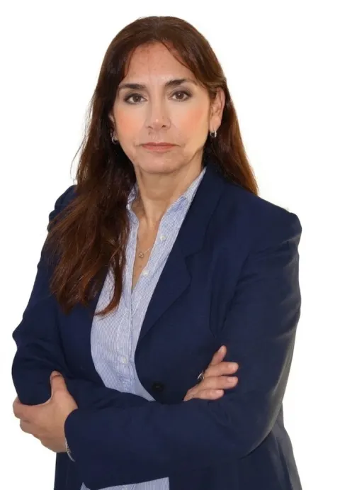 Ursula Castro, abogada y agente inmobiliario, con saco azul y brazos cruzados