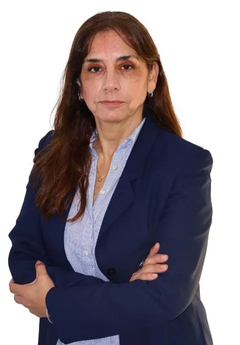 Ursula Castro, abogada y agente inmobiliario, con saco azul y brazos cruzados